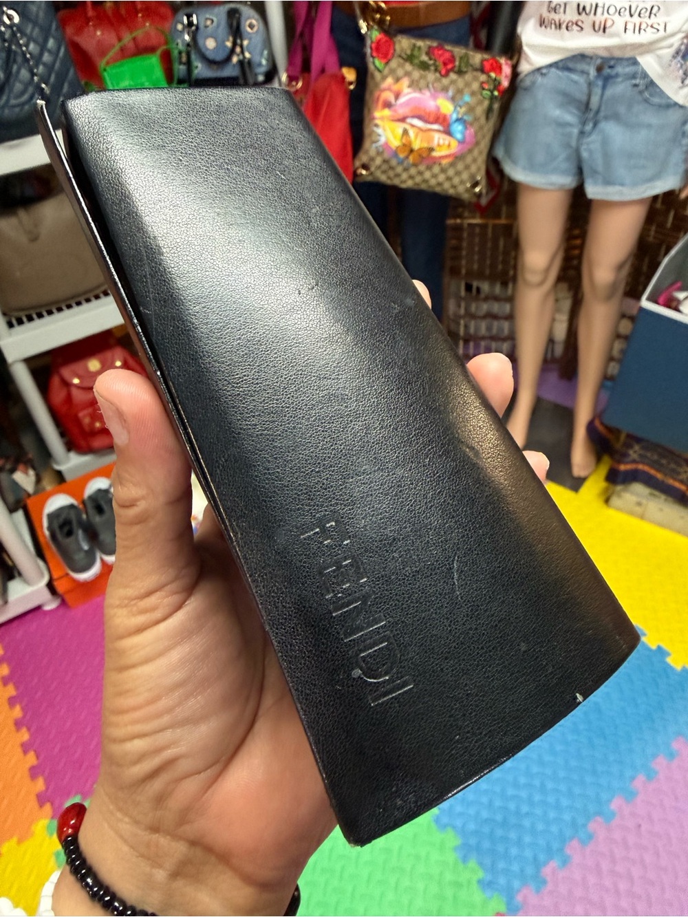 GIVEAWAY FENDI SUNGLASSES CASE - Picture 2 of 5